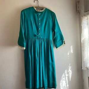 Vintage girl’s green velvet dress with lace trim size 14?